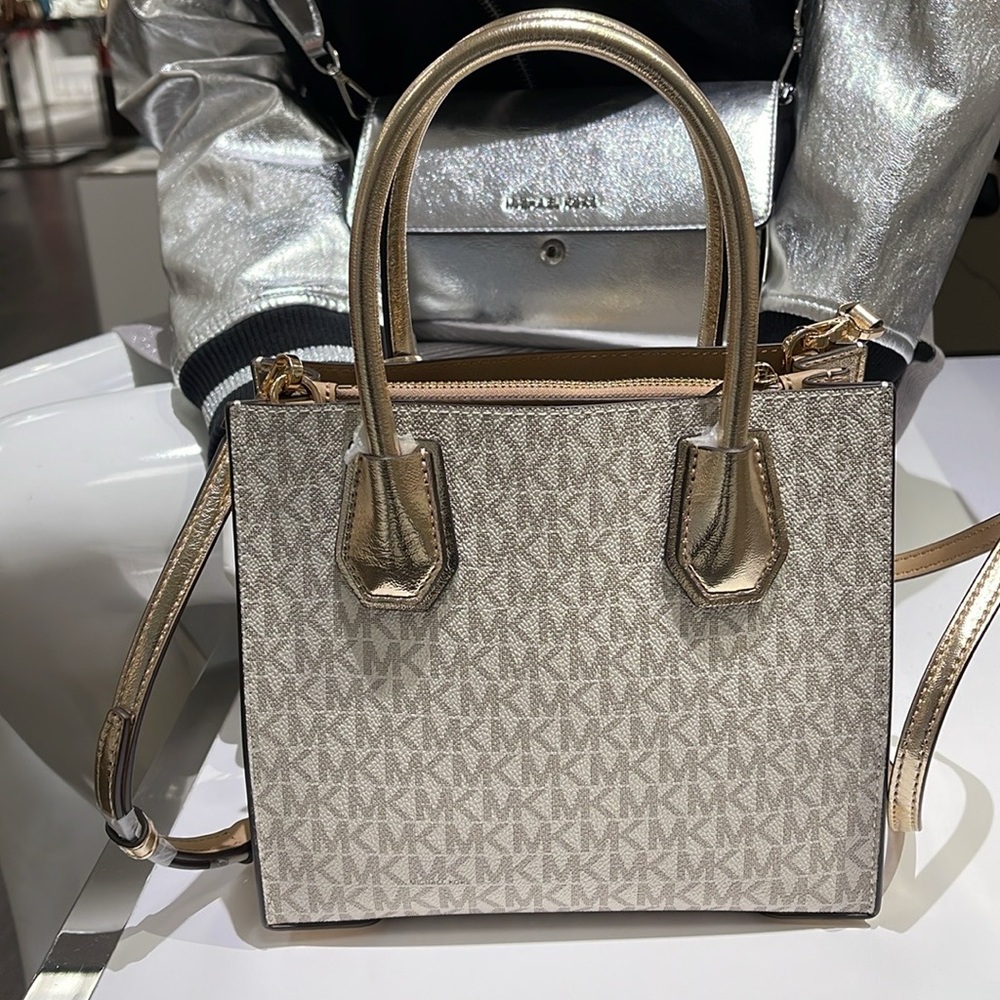 MICHAEL KORS
Mercer Medium Signature Logo and Metallic Accordion Crossbody Bag - Picture 13 of 16